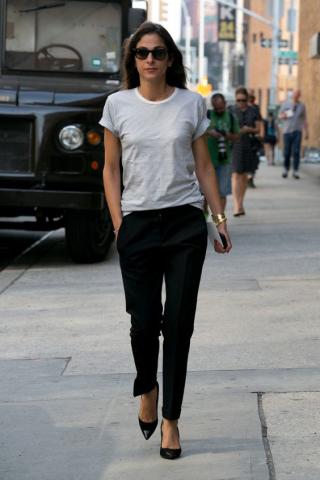 Το μαύρο παντελόνι είναι cool το καλοκαίρι και εδώ θα δεις πώς να το φορέσεις