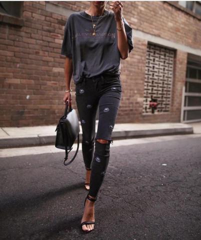 Το μαύρο παντελόνι είναι cool το καλοκαίρι και εδώ θα δεις πώς να το φορέσεις