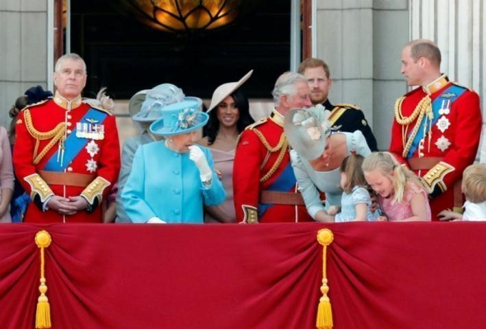 Η πριγκίπισσα Σάρλοτ έπεσε στο μπαλκόνι του Buckingham