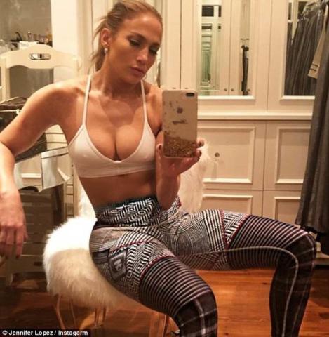Jennifer Lopez: Μας δείχνει το πραγματικό της κορμί και τις juicy καμπύλες της