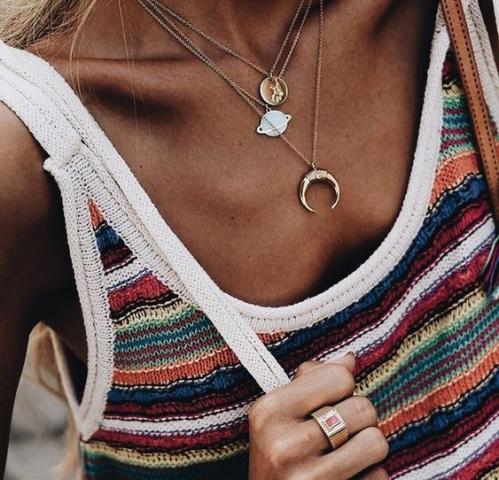 Το necklace layering στην πιο καλοκαιρινή του εκδοχή