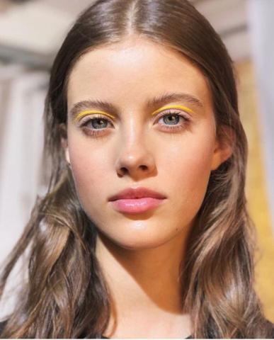 Bright eyes: H pop καλοκαιρινή τάση στο μακιγιάζ 