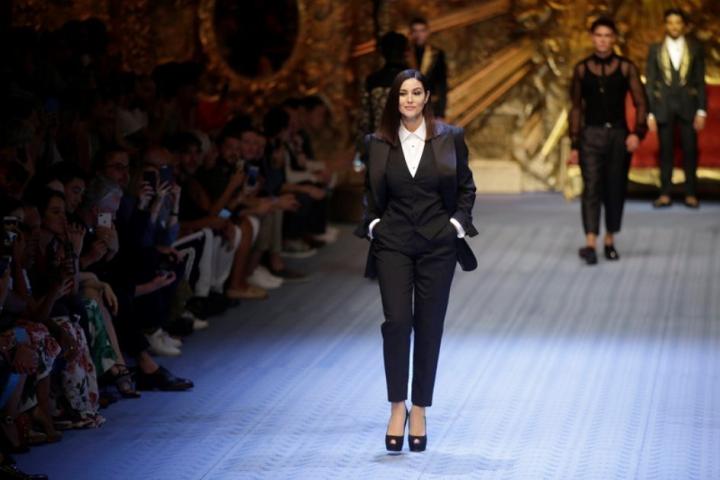 Dolce&Gabbana: Όταν η Μόνικα Μπελούτσι μηδένισε το κοντέρ στην πασαρέλα