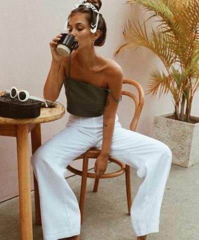 Spaghetti straps: Το top που έχει από τα ‘90s και φέτος θα φορεθεί πολύ