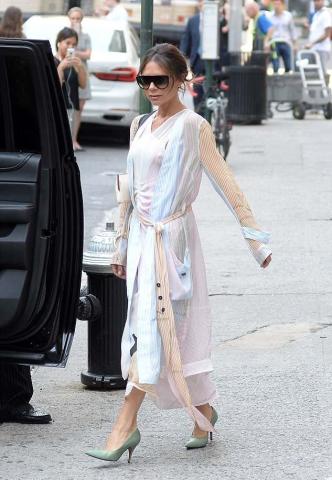 H Victoria Beckham φόρεσε τη βασική παλέτα του καλοκαιριού