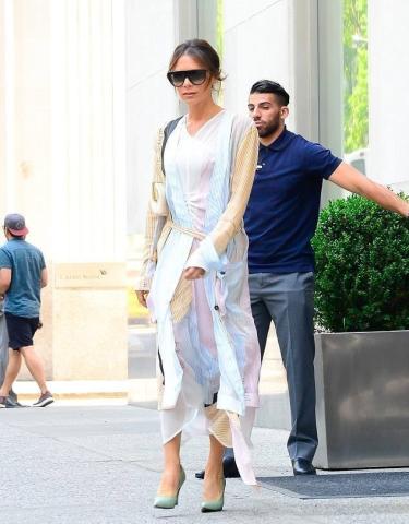 H Victoria Beckham φόρεσε τη βασική παλέτα του καλοκαιριού
