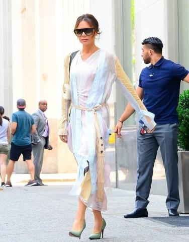 H Victoria Beckham φόρεσε τη βασική παλέτα του καλοκαιριού