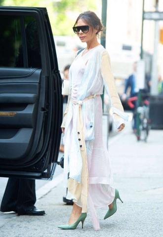 H Victoria Beckham φόρεσε τη βασική παλέτα του καλοκαιριού