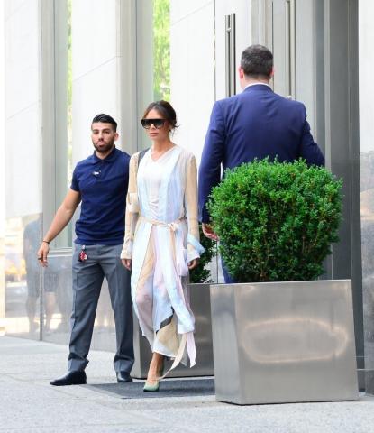 H Victoria Beckham φόρεσε τη βασική παλέτα του καλοκαιριού