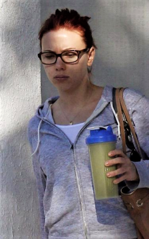 Scarlett Johansson: Φωτογραφίζεται χωρίς μακιγιάζ και είναι πιο άνετη και κανονική από οποιαδήποτε