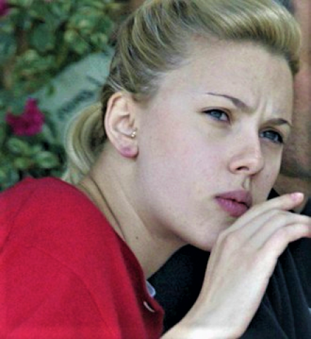Scarlett Johansson: Φωτογραφίζεται χωρίς μακιγιάζ και είναι πιο άνετη και κανονική από οποιαδήποτε