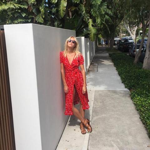 Αυτά είναι τα basics από την καλοκαιρινή γκαρνταρόμπα μίας στιλάτης Γαλλίδας Αυτά είναι τα basics από την καλοκαιρινή γκαρνταρόμπα μίας στιλάτης Γαλλίδας