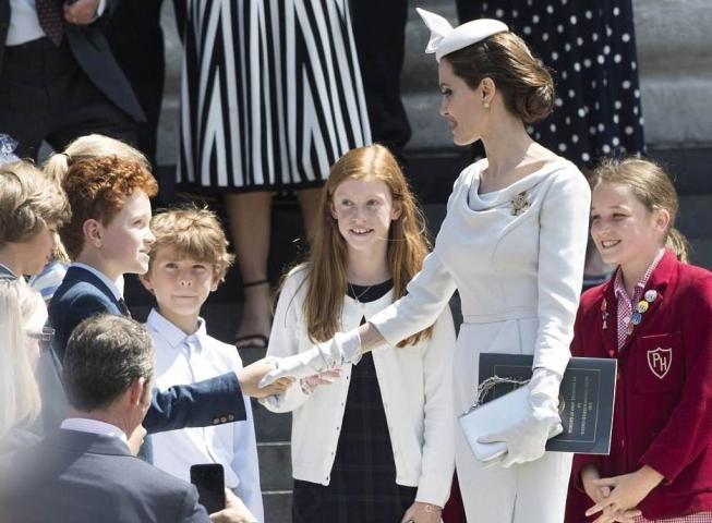 Angelina Jolie: Εμφανίστηκε σε επίσημη βρετανική τελετή και εύκολα θα την μπερδεύαμε με royal lady