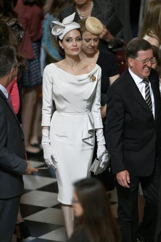 Angelina Jolie: Εμφανίστηκε σε επίσημη βρετανική τελετή και εύκολα θα την μπερδεύαμε με royal lady