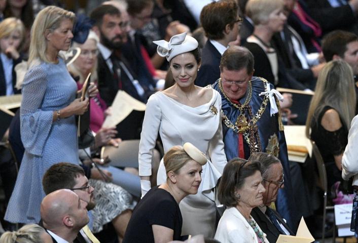 Angelina Jolie: Εμφανίστηκε σε επίσημη βρετανική τελετή και εύκολα θα την μπερδεύαμε με royal lady