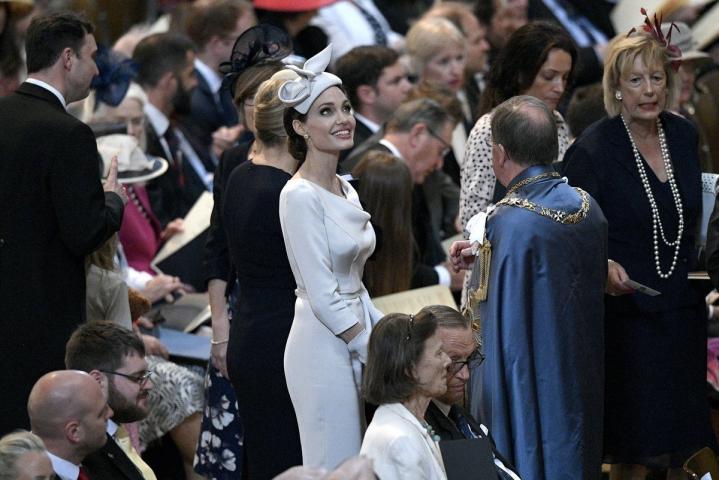 Angelina Jolie: Εμφανίστηκε σε επίσημη βρετανική τελετή και εύκολα θα την μπερδεύαμε με royal lady