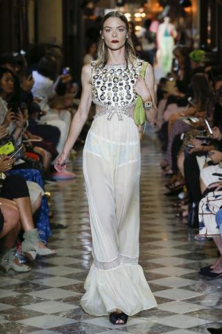 Η Uma Thurman κατατρόπωσε διάσημα μοντέλα στο catwalk της Miu Miu