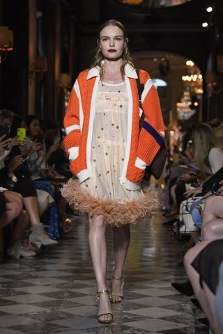 Η Uma Thurman κατατρόπωσε διάσημα μοντέλα στο catwalk της Miu Miu