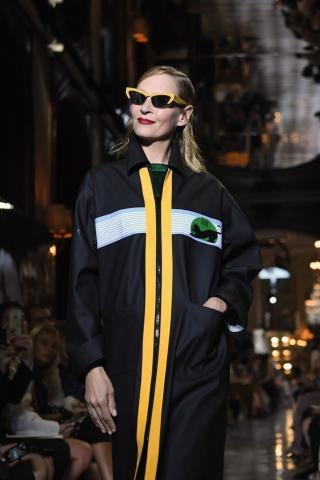 Η Uma Thurman κατατρόπωσε διάσημα μοντέλα στο catwalk της Miu Miu
