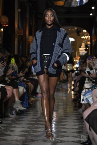 Η Uma Thurman κατατρόπωσε διάσημα μοντέλα στο catwalk της Miu Miu