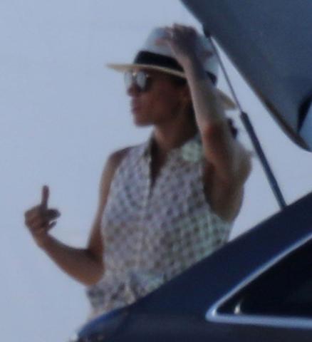 Meghan Markle: Αυτό είναι το τελευταίο χαλαρό outfit που έβαλε κι έγινε sold out στο λεπτό