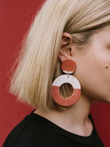 Το νέο trend στα σκουλαρίκια που πρέπει να δοκιμάσεις αυτό το καλοκαίρι