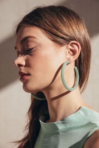 Το νέο trend στα σκουλαρίκια που πρέπει να δοκιμάσεις αυτό το καλοκαίρι