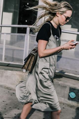 10 λόγοι για να αποκτήσεις ένα satin, maxi φόρεμα