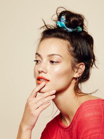 6 διαφορετικοί τρόποι για να κάνεις ένα καλοκαιρινό bun στα μαλλιά σου