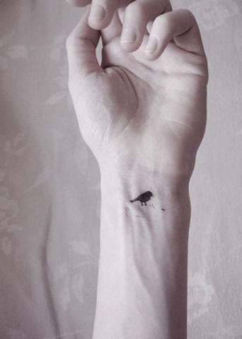 Tiny tattoos: Οι πιο πρωτότυπες ιδέες για διακριτικά τατουάζ Tiny tattoos: Οι πιο πρωτότυπες ιδέες για διακριτικά τατουάζ
