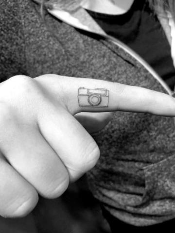 Tiny tattoos: Οι πιο πρωτότυπες ιδέες για διακριτικά τατουάζ Tiny tattoos: Οι πιο πρωτότυπες ιδέες για διακριτικά τατουάζ