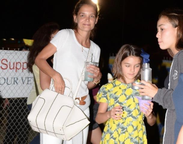 Η Suri Cruise στα 12, ανησυχεί για το μανικιούρ της