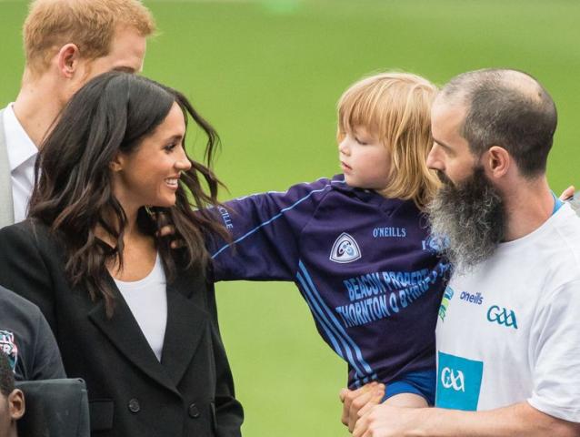 #Crash: Ο πιτσιρίκος που χάιδεψε τα μαλλιά της Meghan Markle