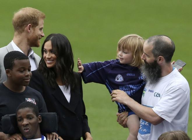 #Crash: Ο πιτσιρίκος που χάιδεψε τα μαλλιά της Meghan Markle