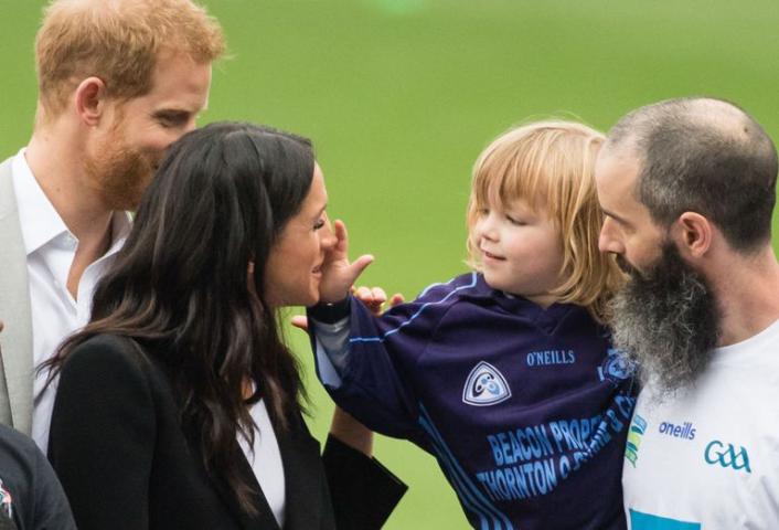 #Crash: Ο πιτσιρίκος που χάιδεψε τα μαλλιά της Meghan Markle