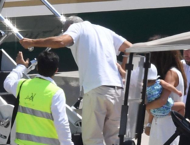 George Clooney: Υποβασταζόμενος φεύγει από τη Σαρδηνία (ΦΩΤΟ)