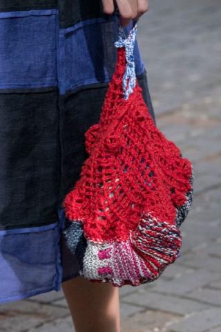 Οι crochet bags έχουν τη boho-vintage τάση που θα λατρέψεις φέτος