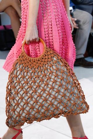 Οι crochet bags έχουν τη boho-vintage τάση που θα λατρέψεις φέτος