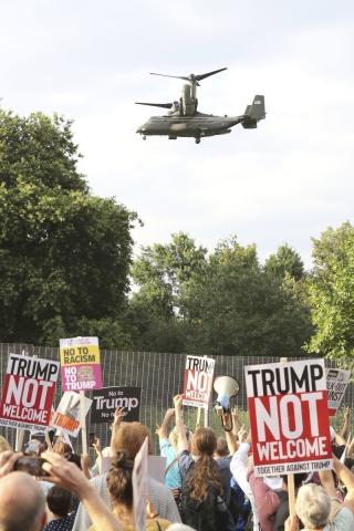 Η Μελάνια ήθελε να καταπλήξει τα πλήθη και το κατάφερε Η Μελάνια ήθελε να καταπλήξει τα πλήθη και το κατάφερε