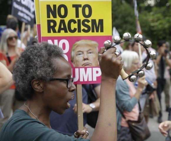 Η Μελάνια ήθελε να καταπλήξει τα πλήθη και το κατάφερε Η Μελάνια ήθελε να καταπλήξει τα πλήθη και το κατάφερε