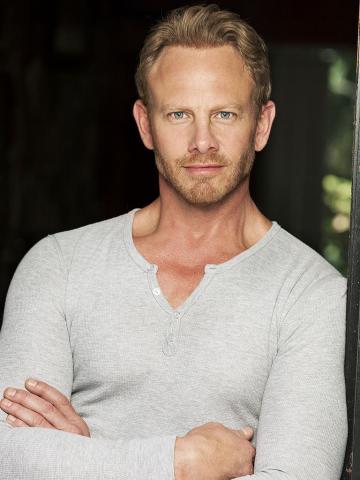 O Ian Ziering άκα Steve Sanders από τα «Χτυποκάρδια στο Beverly Hills» είναι 54 και αγέραστος