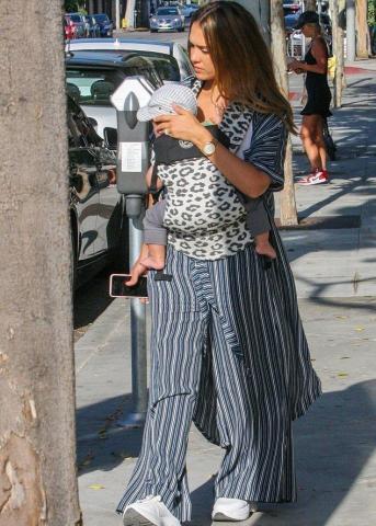 Η Jessica Alba μας συστήνει τον 6 μηνών γιο της