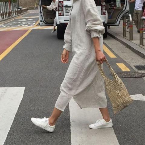 Πώς θα φορέσεις τα λευκά sneakers με τα καλοκαιρινά σου outfits