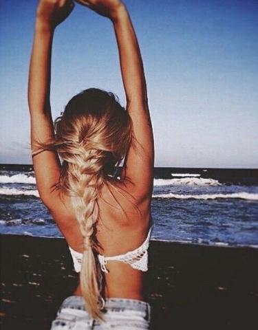 5 ιδέες για να έχεις cool hairstyle στην παραλία