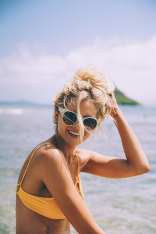 5 ιδέες για να έχεις cool hairstyle στην παραλία