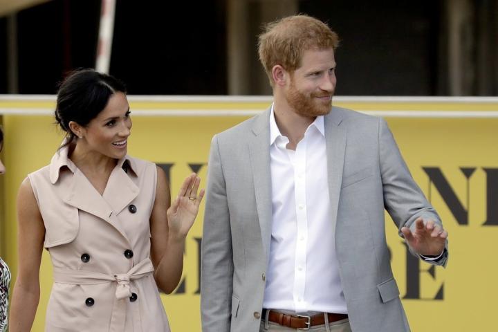 Η εμφάνιση της Meghan Markle με την αμάνικη καμπαρντίνα 