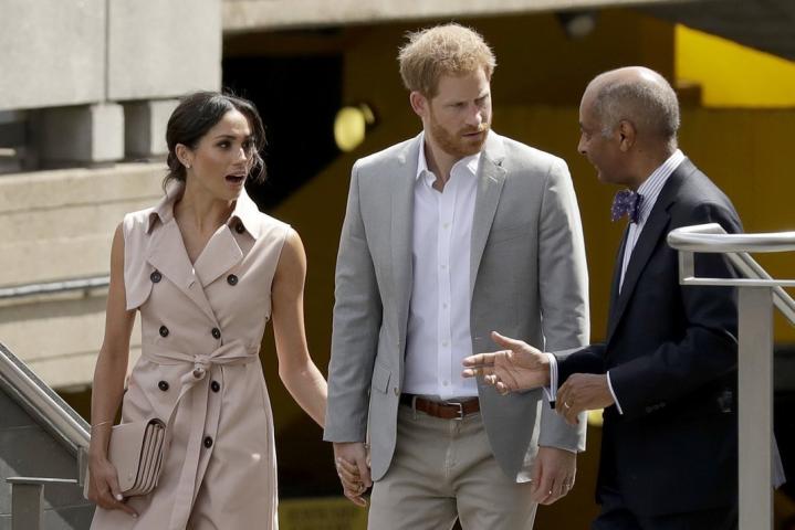 Η εμφάνιση της Meghan Markle με την αμάνικη καμπαρντίνα 