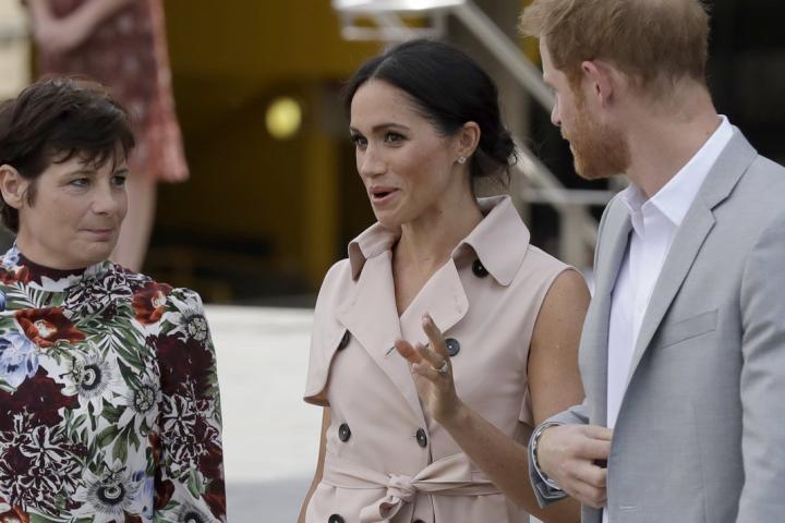 Η εμφάνιση της Meghan Markle με την αμάνικη καμπαρντίνα 