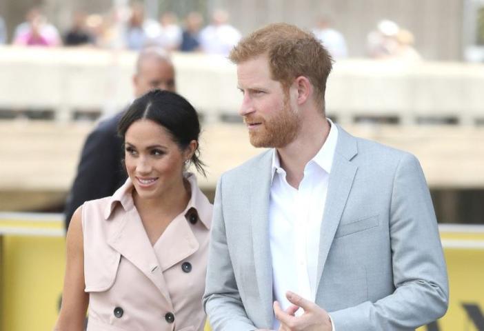 Η εμφάνιση της Meghan Markle με την αμάνικη καμπαρντίνα 
