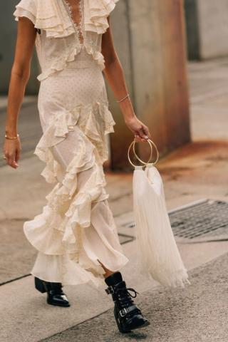 Το ruffled dress και πώς να το φορέσεις σε όλες τις εκδοχές του